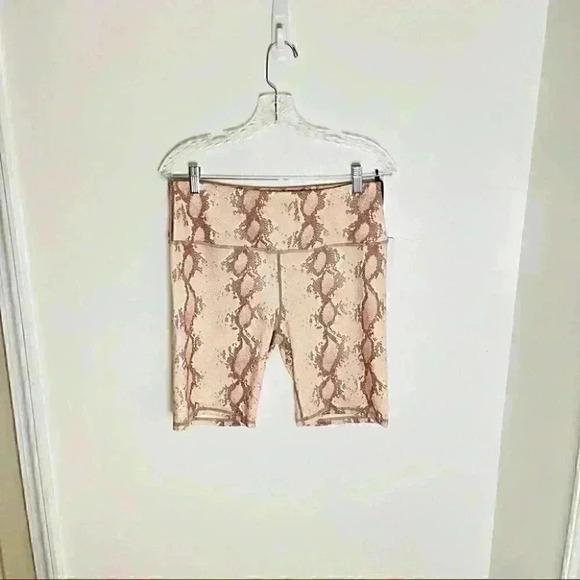 NWT Varley Albury Bike Shorts in Champagne Snake - Picture 2 of 7